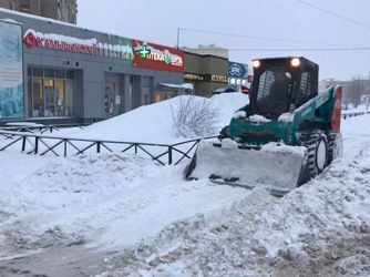 Александр Бондаренко оказал помощь в уборке снега на территории Ленинского района